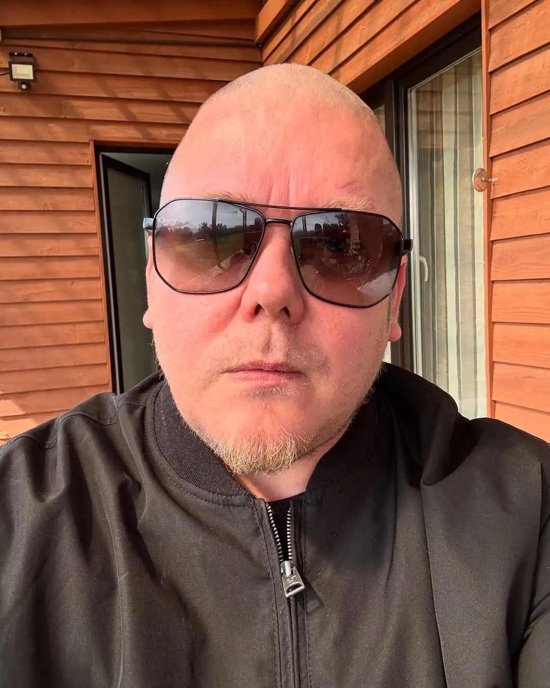 Pottukoira Kick viittaa suomalaiseen striimaajaan Jouko Kärkkäinen