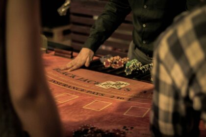 Korttien jakamisen inhimillinen sekuntikello – miten livenä pelattava blackjack muuttaa pöydän sisäistä rytmiä